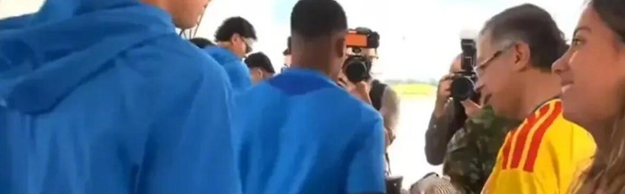 竞技宝网页版-J罗拒与总统女儿合影引风波，哥伦比亚队授旗仪式气氛紧张|哈梅斯·罗德里格斯|安东内拉|国家队|哈梅斯罗德里格斯|安东内_新浪体育_新浪新闻