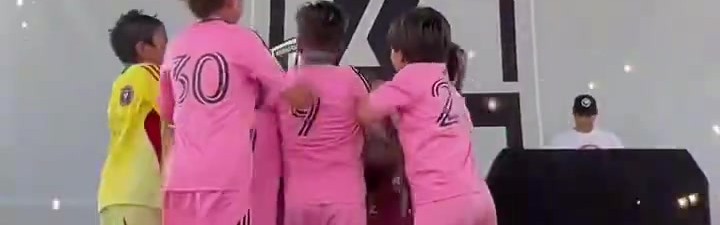 jjb-故人之姿原来是故人之子！梅西小儿子西罗捧起冠军奖杯！