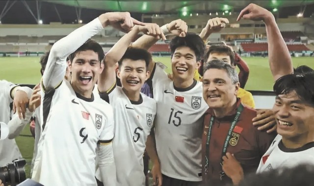 jjb-安东尼奥：站在楼顶假装跳，等人多了往下尿