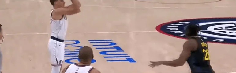 波格丹时隔一个月进入轮换，首节上来就在45度角命中三分